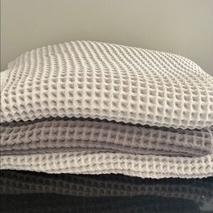 NWOT Casaluna Waffle Textured Set of 3 Towels